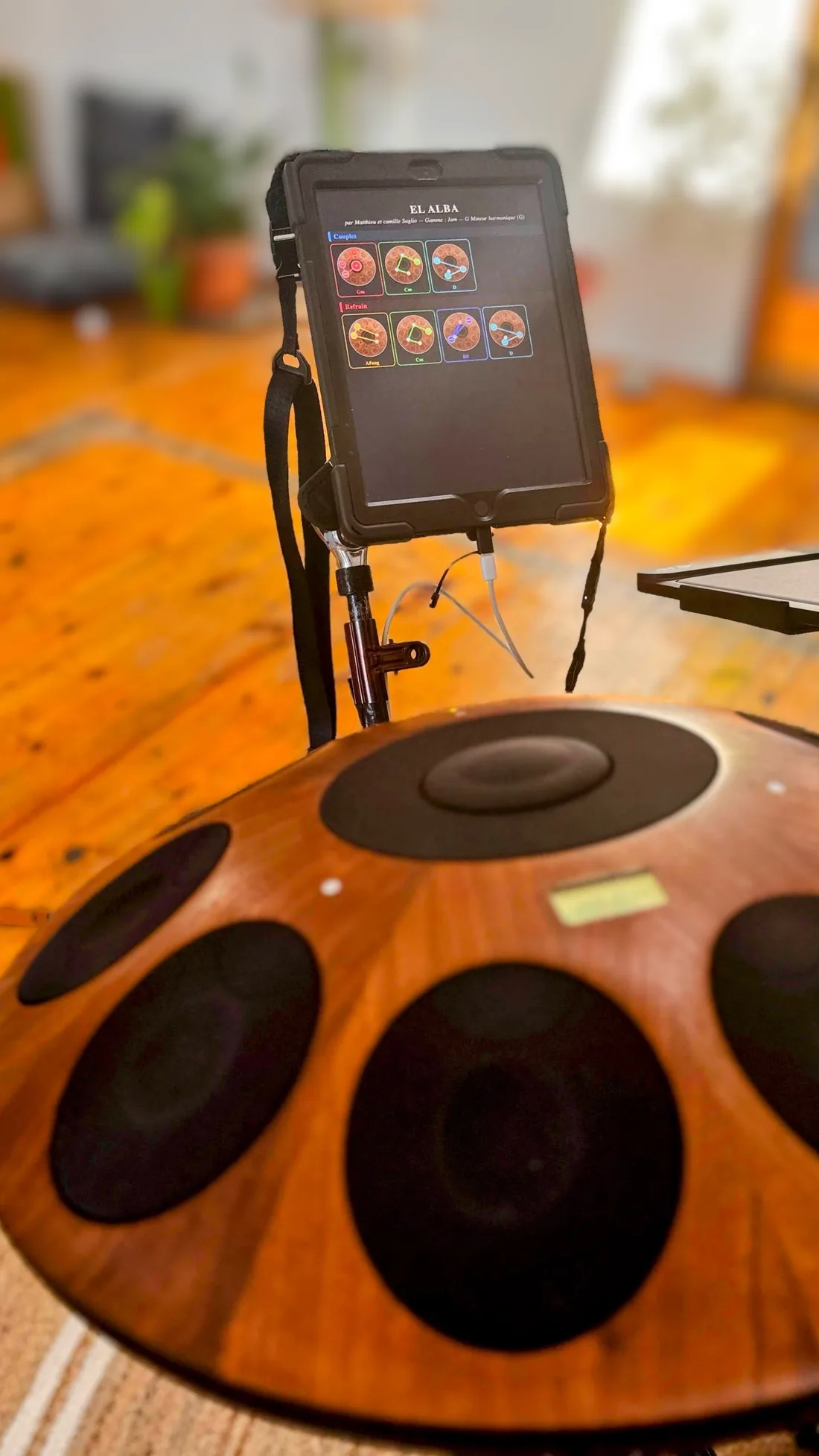 Mon Neotone en bois, la tablette fixée sur un bras juste au-dessus, la partition d’un morceau et ses accords en constellations.