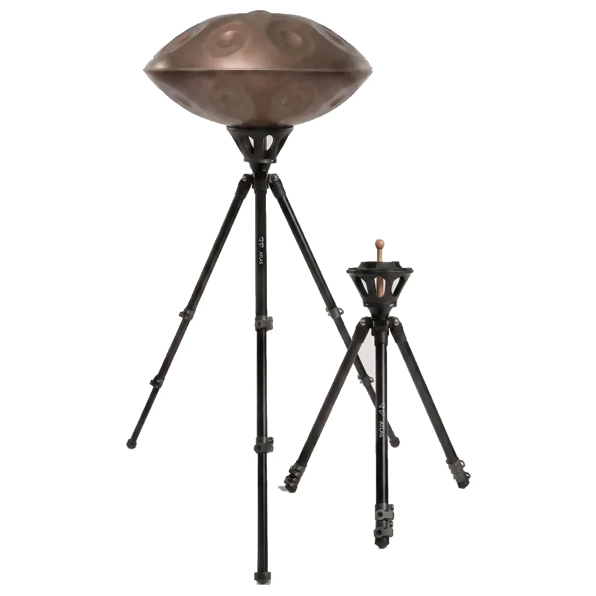 Deux trépieds Atlas Pro côte à côte sur fond gris : celui de gauche est déployé en position haute et porte un handpan en acier, celui de droite est réglé en position basse, pieds resserrés.