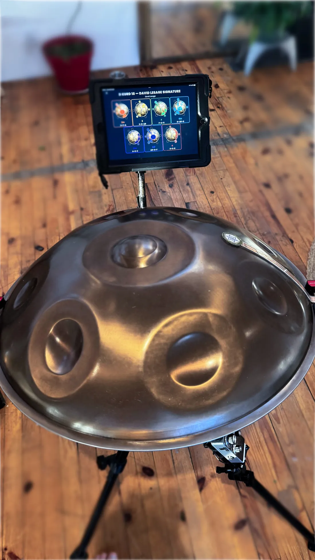 Au showroom : mon handpan acoustique Yishama sur son trépied, l’application au-dessus, ses accords en constellations.