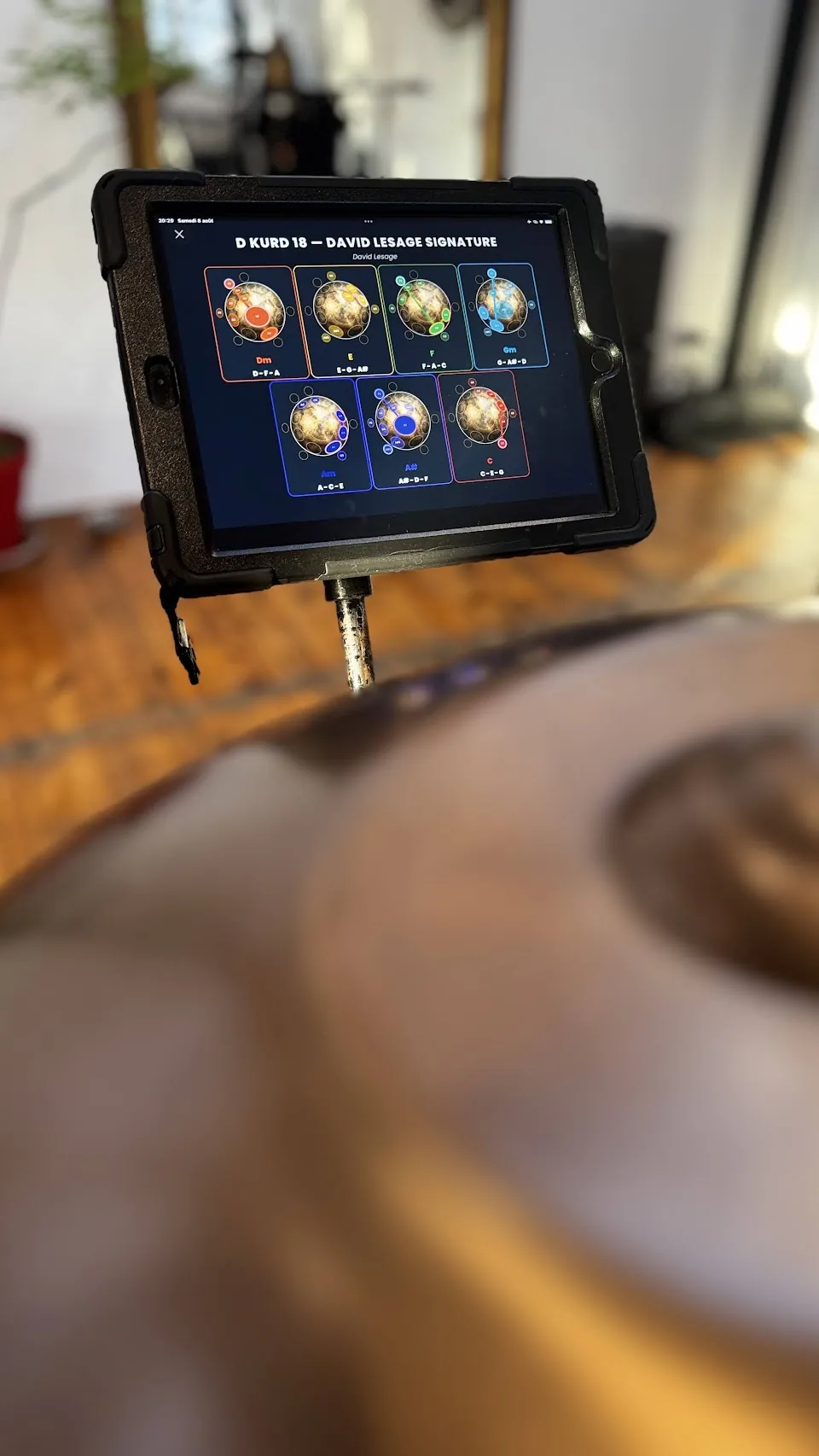 Tablette montée au-dessus d’un handpan : l’application Handpan Constellation Studio affiche les sept accords de la gamme D Kurd 18 en constellations colorées.
