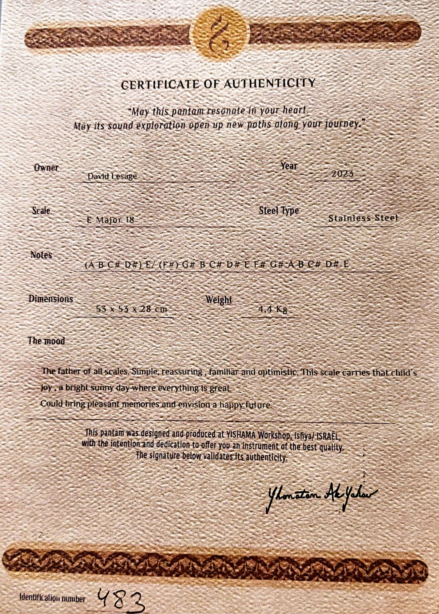 Le certificat d’authenticité Yishama en pleine page. On y lit : Certificate of Authenticity, Owner David Lesage, Year 2023, Scale E Major 18, Steel Type Stainless Steel, Notes (A B C♯ D♯) E / (F♯) G♯ B C♯ D♯ E F♯ G♯ A B C♯ D♯ E, Dimensions 53 × 53 × 28 cm, Weight 4,4 kg, la mention « designed and produced at YISHAMA Workshop, Isfiya / Israël », la signature manuscrite de Yhonatan Ale-Yahav et le numéro d’identification 483.